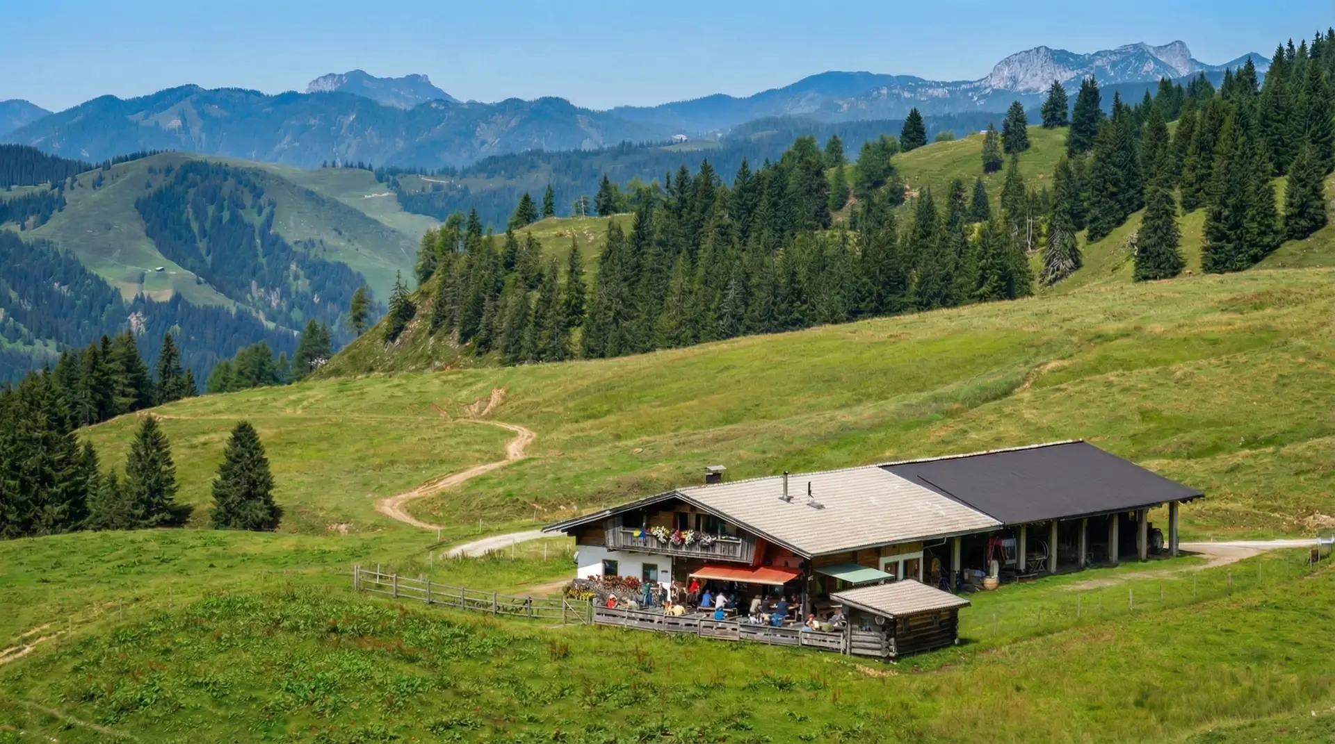 Almhütte mit Bergpanorama